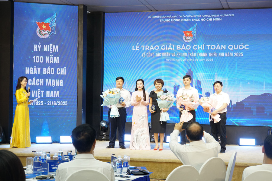 Các thành viên trong Hội đồng giám khảo của giải thưởng. dsc09197.jpg