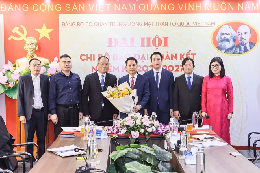 Chi ủy Báo Đại Đoàn Kết nhiệm kỳ 2025-2027 ra mắt Đại hội. (Ảnh: Quang Vinh)
