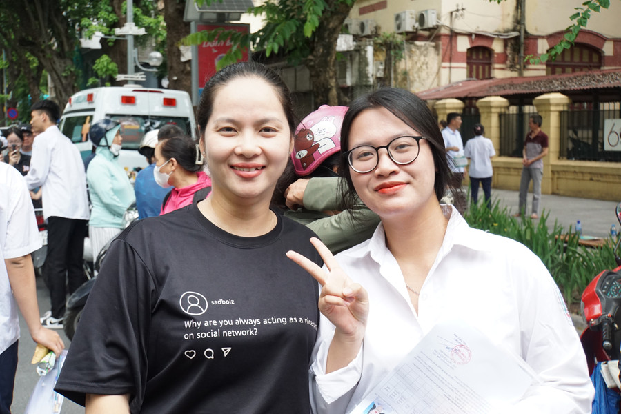 Thí sinh Quản Ánh Ngọc cùng mẹ tại điểm thi THPT Trần Phú - Hoàn Kiếm (Hà Nội). dsc09321.jpg