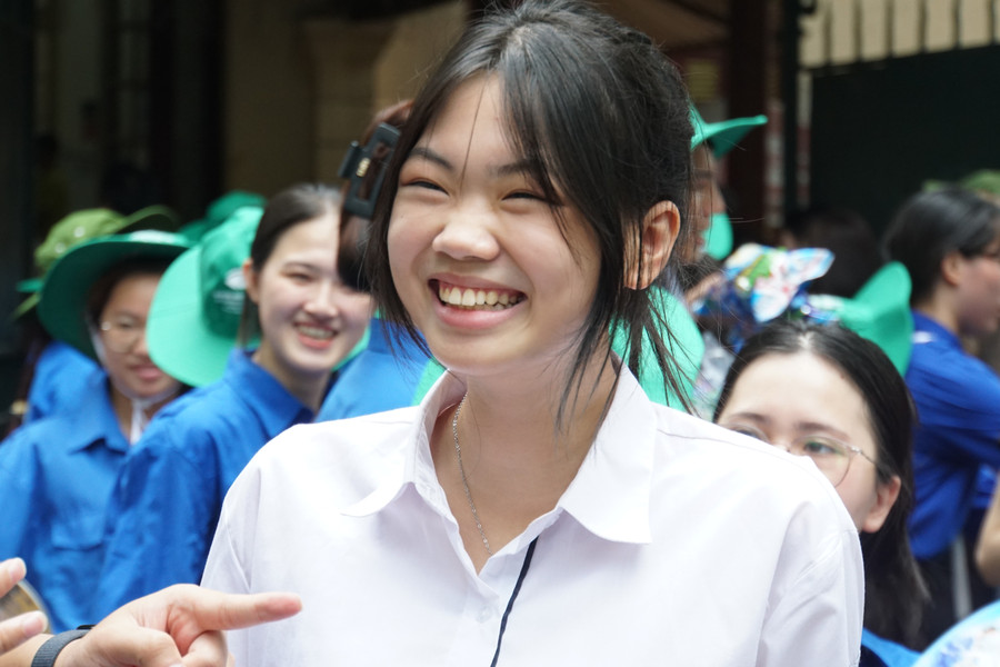 Thí sinh không giấu nổi niềm vui khi thấy đề Ngữ văn mở, gắn bó với hình ảnh đất nước Việt Nam. dsc09325.jpg