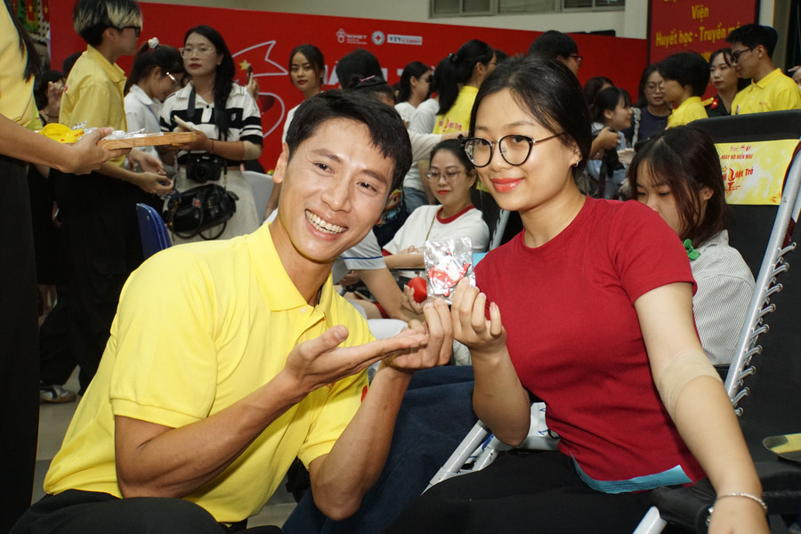 Diễn viên Lê Hoàng Long (thủ vai Sen trong phim Mưa Đỏ) giao lưu cùng người hiến máu. Ảnh: Lê Nghĩa. dsc09883.jpg