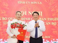 Ông Lò Minh Hùng, Phó Bí thư Thường trực Tỉnh ủy Sơn La (người bên phải) trao Quyết định và tặng hoa chúc mừng ông Huỳnh Minh Tuấn.