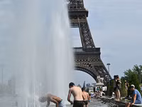 Người dân giải nhiệt tại các đài phun nước giữa đợt nắng nóng ở Paris, Pháp, ngày 20/6/2026.