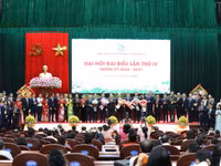 Các đại biểu tặng hoa chúc mừng đại hội.