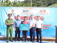 Đơn vị tài trợ cùng chính quyền địa phương trao kinh phí xây dựng nhà cho gia đình ông Lò Văn Ban, bản Nhất Bó Lạnh.