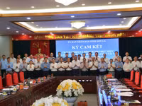 Các đại biểu tham dự lễ ký cam kết.