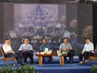 Các đại biểu trao đổi các giải pháp lan tỏa tư duy mới, cách làm mới tại buổi Toạ đàm.