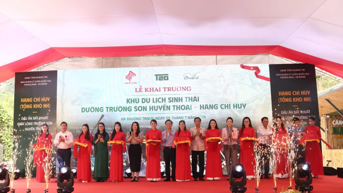 Đại biểu thực hiện nghi thức cắt băng khai trương khu du lịch sinh thái "Đường Trường Sơn huyền thoại - Hang Chỉ Huy".