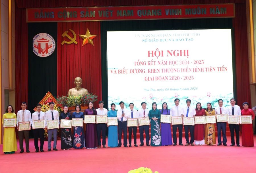 Lãnh đạo Sở GD&ĐT tỉnh Phú Thọ trao tặng Giấy khen cho các tập thể. 4.jpg