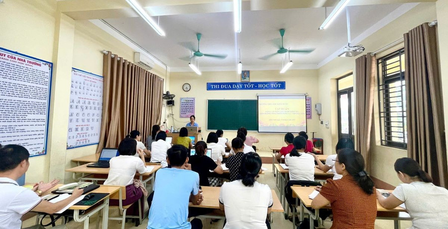 Ngay từ tuần đầu của tháng 8/2025, Trường Tiểu học Khải Xuân tổ chức tập huấn, bồi dưỡng chuyên môn cho giáo viên. 1.jpg
