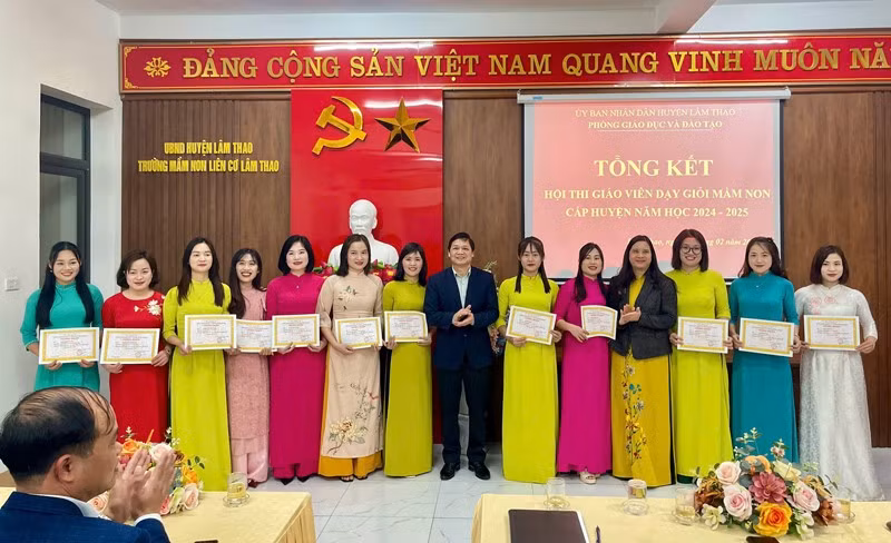 Ông Ngô Đức Sáu, Phó Chủ tịch UBND huyện Lâm Thao cùng lãnh đạo Phòng GD&ĐT huyện Lâm Thao trao Chứng nhận Danh hiệu Giáo viên dạy giỏi cho các giáo viên.