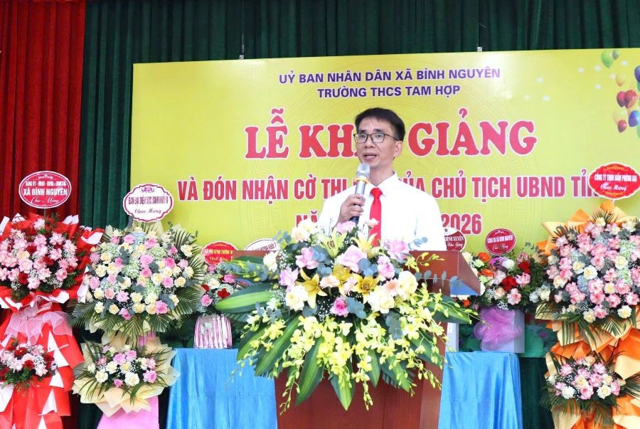 លោក Pham Duy Canh - នាយកសាលាអនុវិទ្យាល័យ Tam Hop ។ z7010488327442-b454894e75335f2b85ecf5c4b7a759ff.jpg