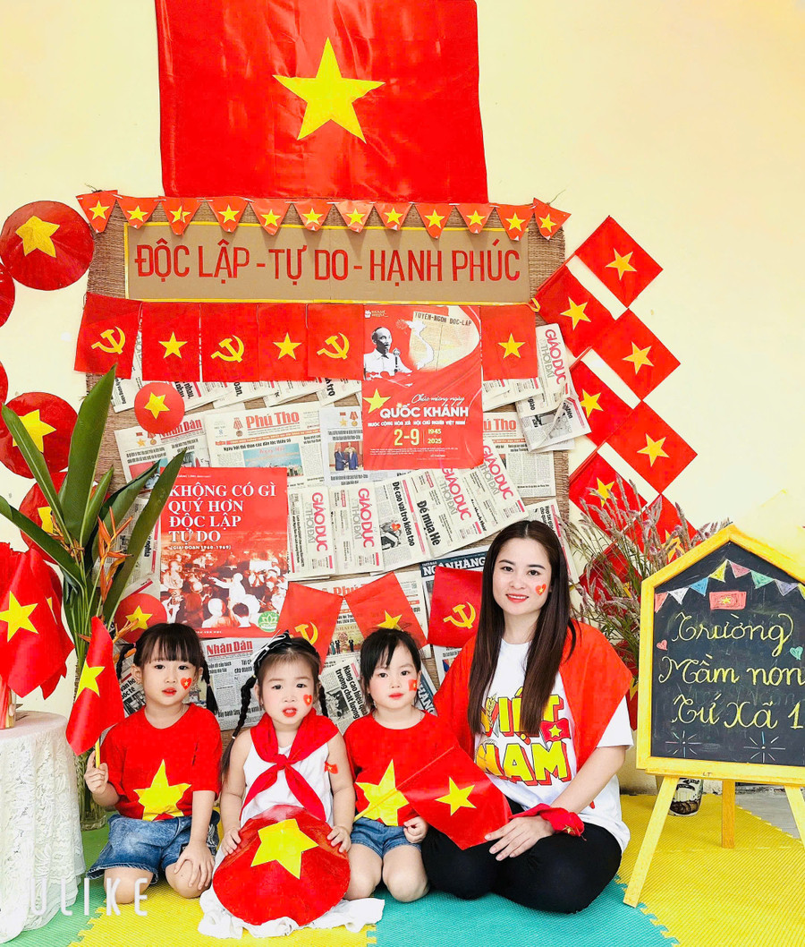 Cô và bé trường Mầm non Tứ Xã 1 tại hoạt động góc ngoài lớp học. z6947357078350-5c5348eb0f43ffeff36fdeb5c102ac18.jpg