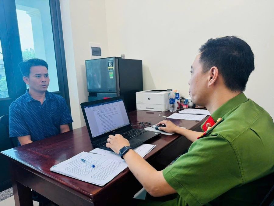 Đối tượng Nguyễn Văn Mạnh (bố của Hiếu) làm việc với cơ quan công an (ảnh: Công an tỉnh Phú Thọ).