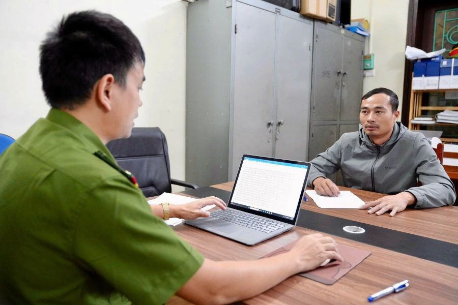 Đối tượng Đoàn Văn Đại (bên phải) tại cơ quan công an (ảnh: Công an tỉnh Phú Thọ).