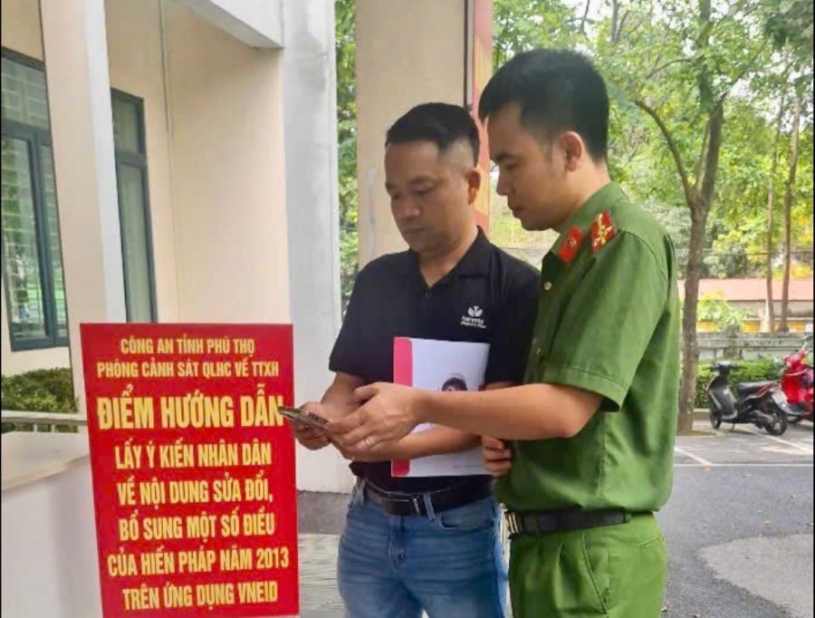 Cán bộ Phòng Cảnh sát QLHC về TTXH Công an tỉnh Phú Thọ hướng dẫn người dân đóng góp ý kiến vào dự thảo sửa đổi, bổ sung Hiến pháp năm 2013 qua ứng dụng VneID (Ảnh: CA tỉnh Phú Thọ).