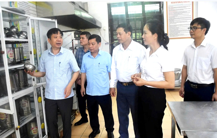 Ông Trần Minh Tuấn - Phó Giám đốc Sở GD&ĐT tỉnh Phú Thọ cùng đoàn công tác kiểm tra tại tại Trường Mầm non Xuân Lôi. b.png