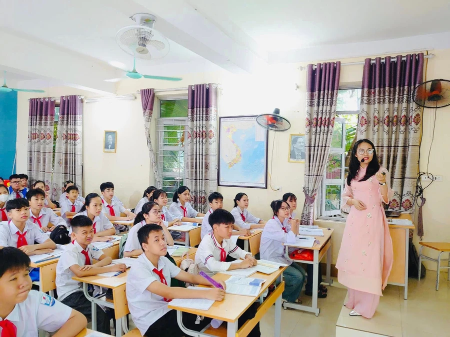 Giờ học của cô và trò trường THCS Hà Lộc (TX Phú Thọ).