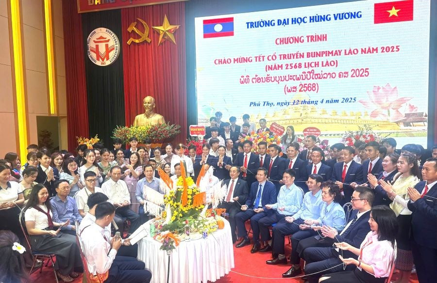 Chiều ngày 12/4, Trường Đại học Hùng Vương tổ chức chương trình chào mừng Tết cổ truyền Bunpimay Lào năm 2025 cho cán bộ, sinh viên Lào đang học tập tại trường.