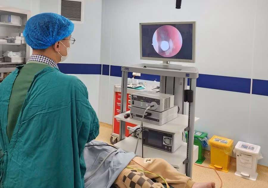 Bác sĩ khám và nội soi mũi của trẻ Bệnh viện Sản Nhi tỉnh Phú Thọ).