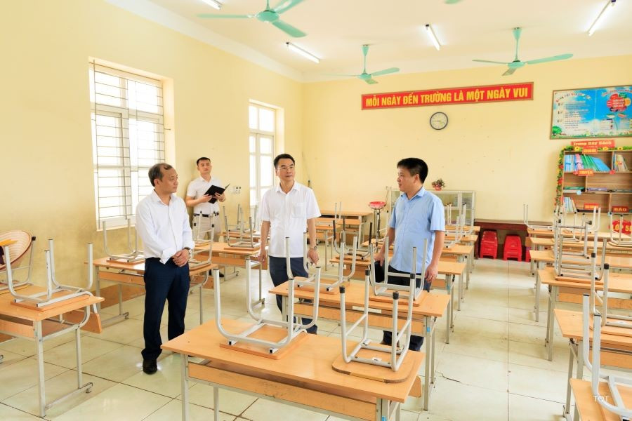 Lãnh đạo xã Phù Ninh kiểm tra công tác chuẩn bị cơ sở vật chất tại trường Tiểu học Phù Ninh. th-phu-ninh.jpg