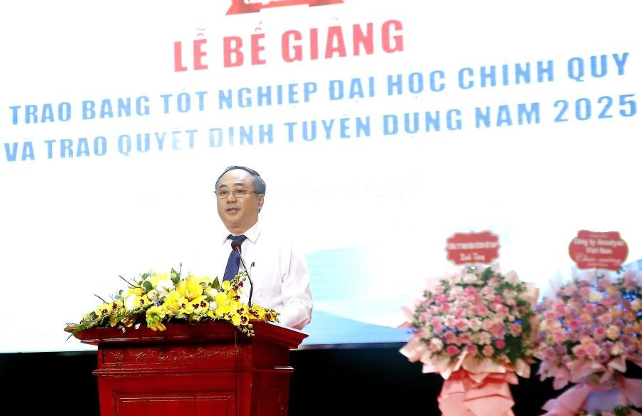 TS. Đỗ Khắc Thanh - Phó Bí thư Đảng ủy, Hiệu trưởng trường Đại học Hùng Vương phát biểu tại buổi lễ. z6683698835877-a44466a1eb412384640379109400bbd7.jpg