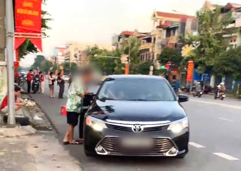 Công an phường Thanh Miếu đã xử lý các trường hợp lập bãi trông xe trái phép (ảnh Công an tỉnh Phú Thọ). 2.jpg
