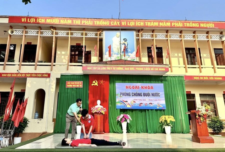 Ngày 13/5, trường THCS Hạc Trì đã tổ chức hoạt động giáo dục ngoại khoá “Phòng chống đuối nước” cho cán bộ, giáo viên, nhân viên và học sinh nhà trường. hac-tri.jpg