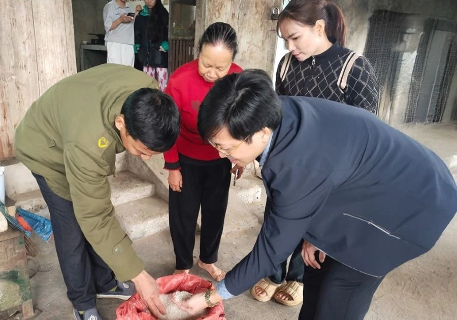 Lãnh đạo Sở Lao động - Thương binh và Xã hội tỉnh Tuyên Quang kiểm tra, giám sát chất lượng gạo vừa được cấp cho người dân.