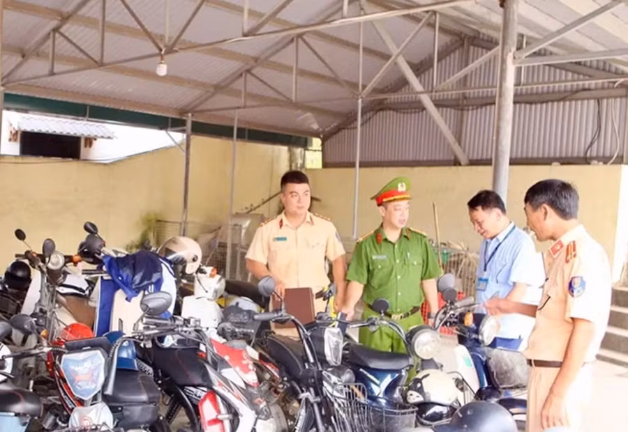 Cán bộ Phòng CSGT, Công an tỉnh Phú Thọ phối hợp với Công an xã Phù Ninh kiểm tra, rà soát các phương tiện tham gia giao thông của học sinh tại trường học. Ảnh: TG