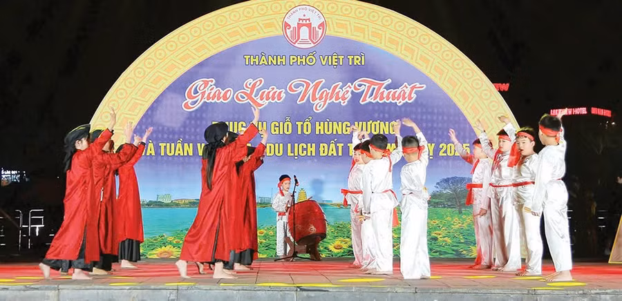 CLB Hát Xoan và Dân ca Trường Tiểu học Hùng Lô (TP Việt Trì) trình diễn diễn hát Xoan phục vụ Giỗ Tổ Hùng Vương và Tuần văn hóa - Du lịch Đất Tổ năm 2025 (ảnh: Ngày 1/4).