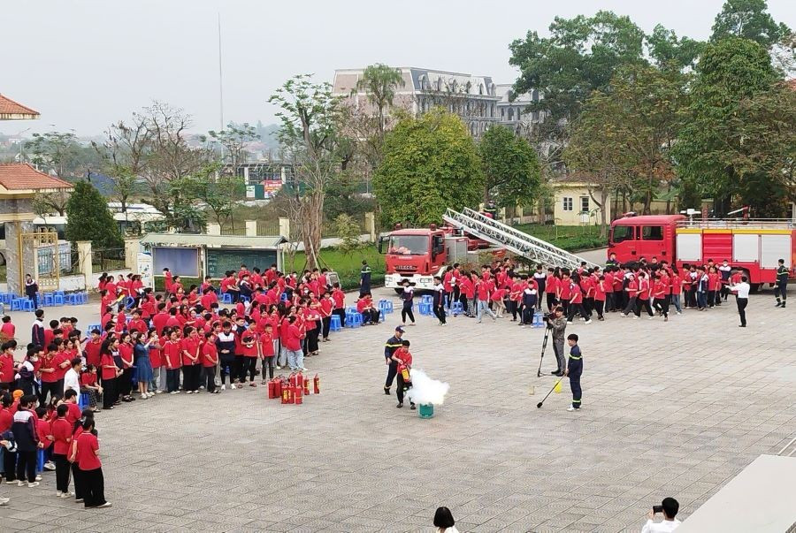 Ngày 15/3/2025, Trường THCS Hùng Vương (TX Phú Thọ) phối hợp với Phòng CS PCCC& CNCH - Công an tỉnh Phú Thọ tổ chức chương trình tuyên truyền, trải nghiệm, thực hành chữa cháy, cứu nạn cứu hộ cho toàn thể cán bộ giáo viên, nhân viên và học sinh trong toàn trường. hung-vuong-3.jpg