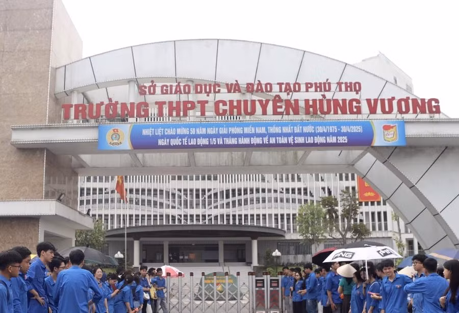 Năm học 2025 - 2026, Trường THPT Chuyên Hùng Vương được giao tuyển sinh 17 lớp 10 chuyên với 595 chỉ tiêu. Có 1.327 thí sinh đăng ký dự thi với tổng số 1.679 nguyện vọng.