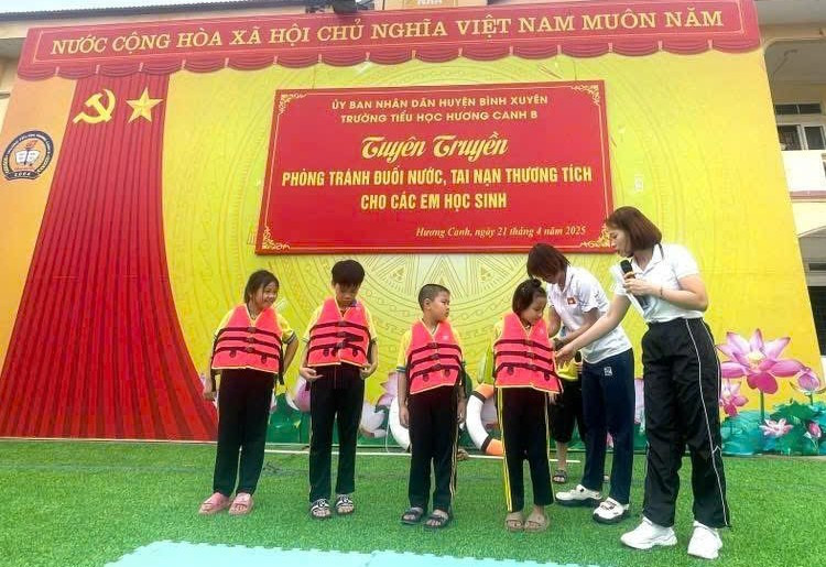 Trường Tiểu học Hương Canh B tổ chức tuyên truyền phòng tránh đuối nước, tai nạn thương tích cho học sinh. z6653189795781-eedf71c9fe7ea46a735702a84f0792fd.jpg