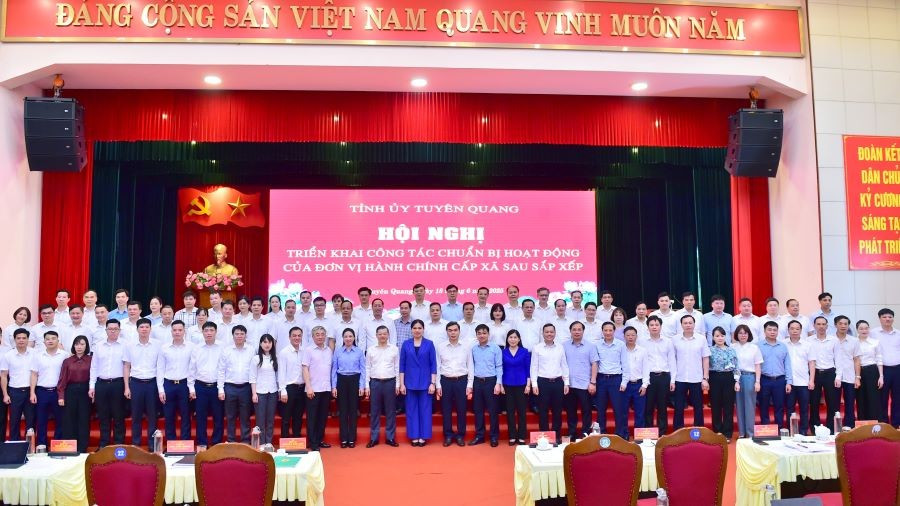 Lãnh đạo tỉnh Tuyên Quang chụp ảnh lưu niệm cùng các đại biểu dự hội nghị.