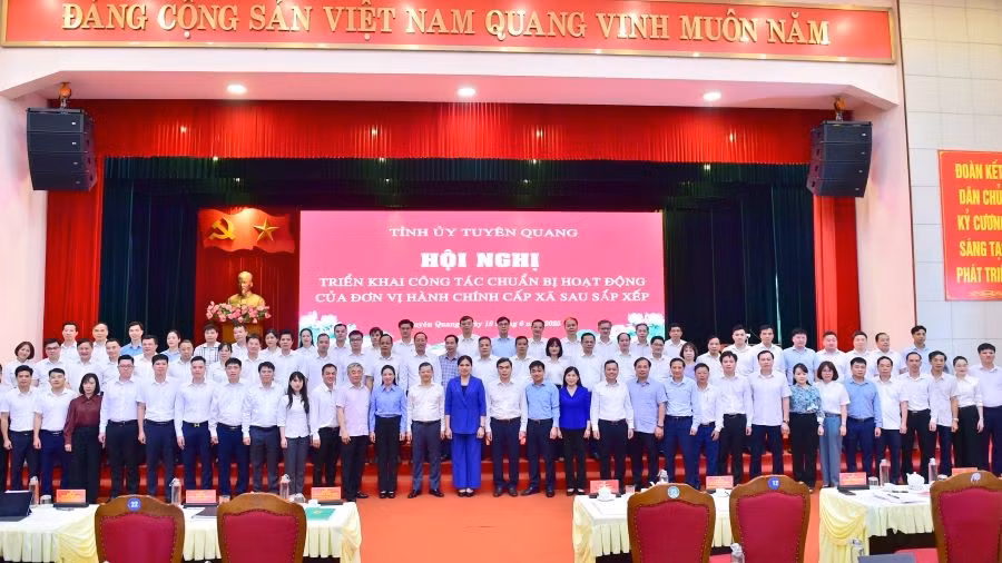 Lãnh đạo tỉnh Tuyên Quang chụp ảnh lưu niệm cùng các đại biểu dự hội nghị.