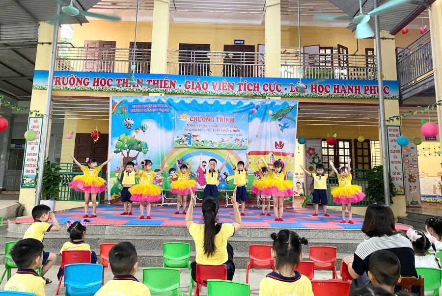 Sôi nổi chương trình tổng kết năm học 2024 - 2025 và chia tay học sinh khối 5 tuổi tại Trường Mầm non Đại An. 2.jpg