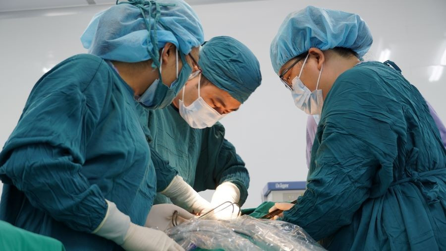 Các bác sĩ TTYT huyện Cẩm Khê thực hiện phẫu thuật cắt thận mất chức năng. phau-thuat-cat-than-mat-chuc-nang.jpg