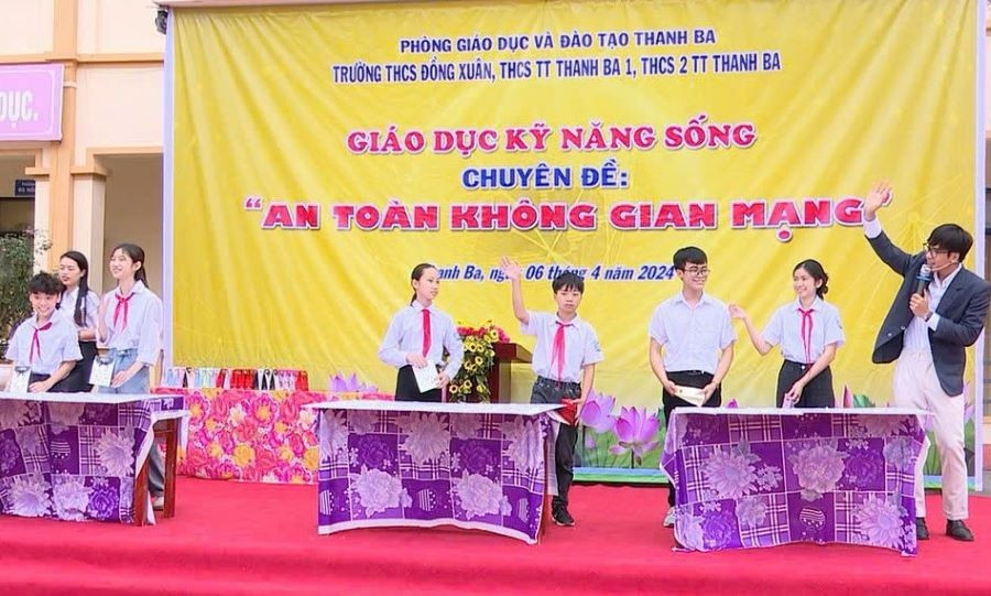 Học sinh trường THCS 2 thị trấn Thanh Ba tham gia hoạt động giáo dục kỹ năng sống với chuyên đề "An toàn không gian mạng". z6644324213877-1a806a62b06e162c5cd3aa9a192092c7.jpg