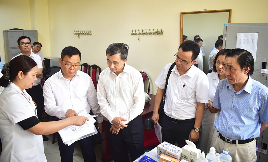 Ông Trần Văn Thuấn, Thứ trưởng Bộ Y tế cùng Đoàn công tác của Bộ Y tế kiểm tra công tác y tế phục vụ kỳ thi tốt nghiệp THPT 2025 tại Trường THPT Chuyên Hùng Vương.