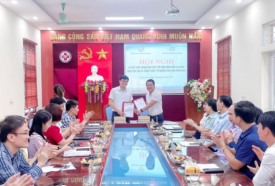 Chiều ngày 16/5/2025, diễn ra Lễ ký kết thỏa thuận hợp tác hỗ trợ chuyên môn, chuyển giao kỹ thuật toàn diện giữa Bệnh viện đa khoa tỉnh Phú Thọ và Trung tâm Y tế huyện Lâm Thao. 497677592-1262316465894897-8274671357349596344-n.jpg