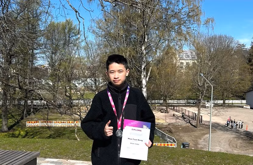 Em Phan Tuấn Dũng (học sinh lớp 11 chuyên Vật Lý, Trường THPT Chuyên Hùng Vương) đoạt Huy chương Bạc Olympic Vật lý Bắc Âu - Baltic năm 2025.