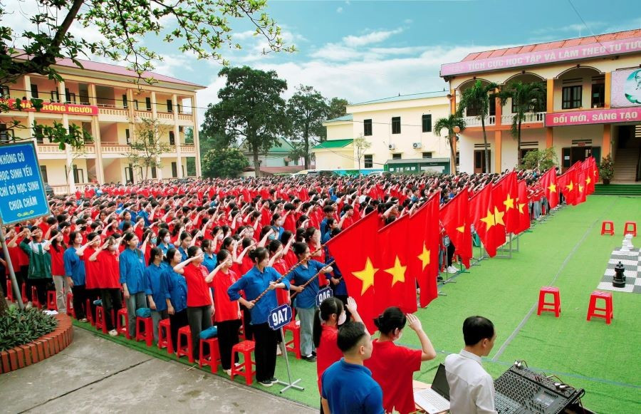 Cảnh quan môi trường sư phạm Trường THCS Giấy Phong Châu khang trang, Xanh - Sạch - Đẹp.