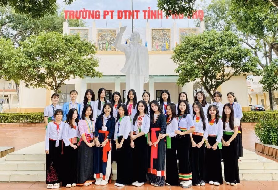 Học sinh Trường phổ thông DTNT tỉnh Phú Thọ tự hào mặc trang phục của dân tộc vào thứ 2 đầu tuần và các ngày lễ lớn mang đậm bản sắc dân tộc.