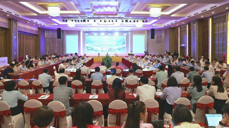 Quang cảnh hội thảo. 111d3093701t3195l4-z6716388430458-065bc.jpg