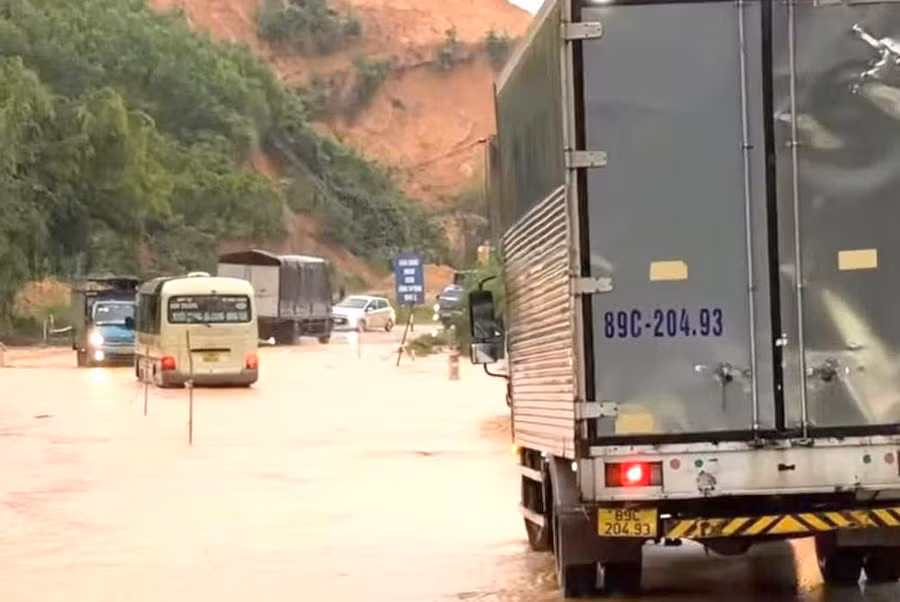 Mưa ngập úng tại Quốc lộ 2 đoạn qua địa phận huyện Hàm Yên hôm 28/6.