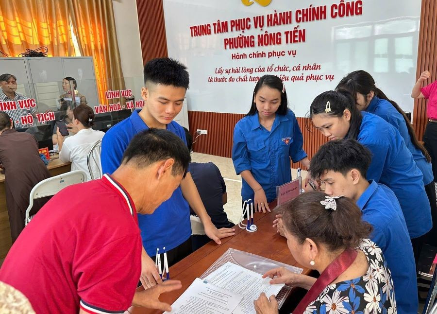 Đoàn viên, thanh niên hỗ trợ người dân tại Trung tâm phục vụ hành chính công phường Nông Tiến, tỉnh Tuyên Quang. 2.jpg