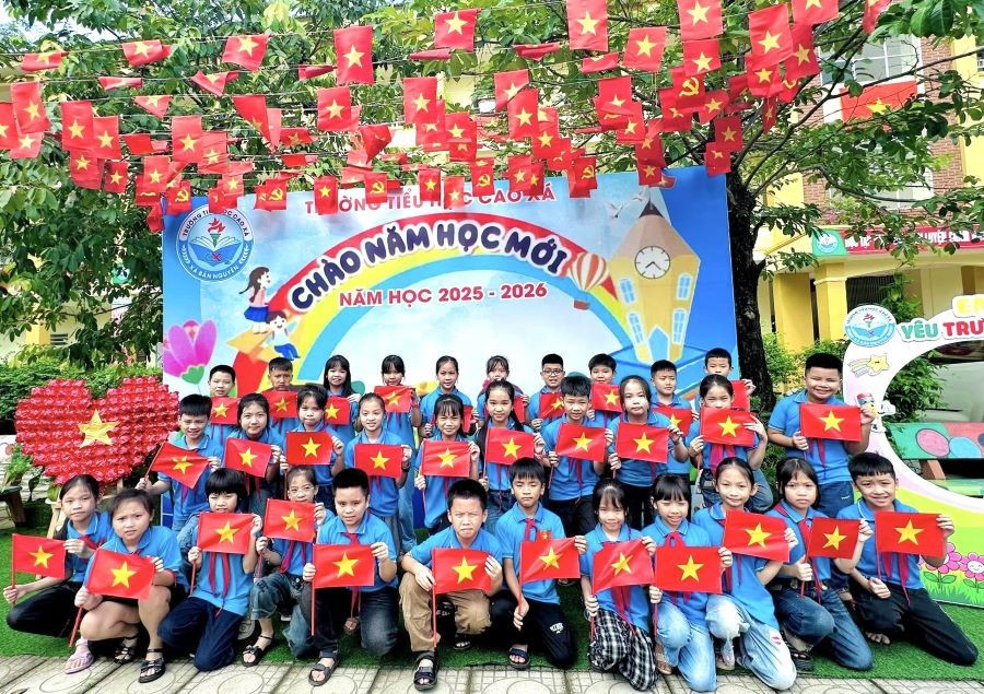 Học sinh Phú Thọ tựu trường năm học 2025 - 2026 với cờ đỏ sao vàng trên tay chào mừng Quốc khánh 2/9.