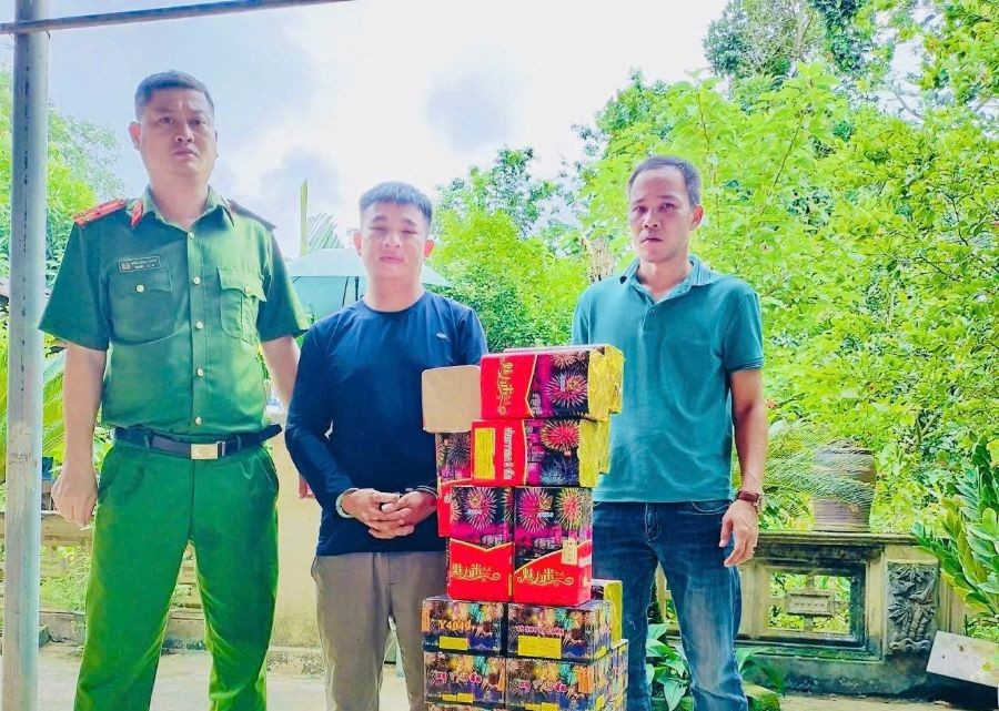 Đối tượng Đỗ Mạnh Hưng (đứng giữa) đã bị tạm giữ hình sự (ảnh Công an tỉnh Phú Thọ).
