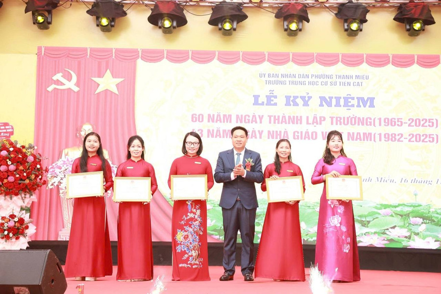 ການນຳຄຸ້ມເມືອງແທງເມີຍ ໄດ້ມອບໃບຍ້ອງຍໍຂອງກະຊວງສຶກສາ ແລະ ບຳລຸງສ້າງ ໃຫ້ບັນດາບຸກຄົນທີ່ມີຜົນງານດີເດັ່ນໃນຂະບວນການກໍ່ສ້າງ ແລະ ພັດທະນາໂຮງຮຽນມັດທະຍົມຕອນຕົ້ນ ທຽນເໝົາ. 582371834-122262375548020122-6894410155628714940-n.jpg